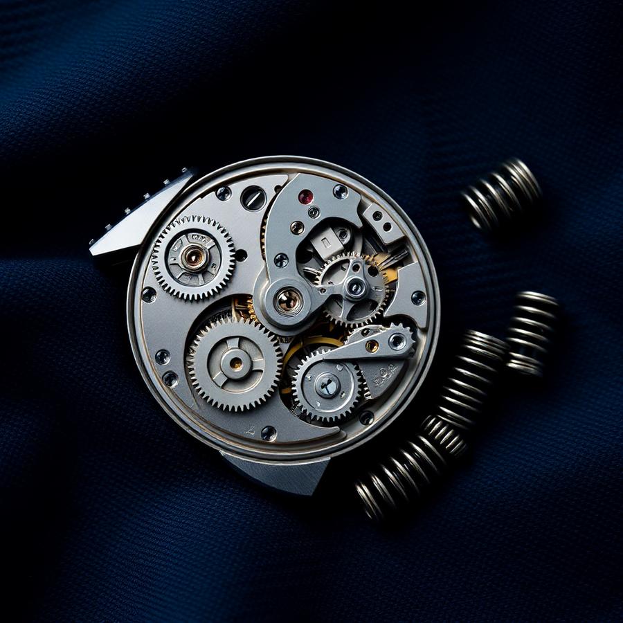 Mouvement d'horloge démonté avec ses rouages et ressorts